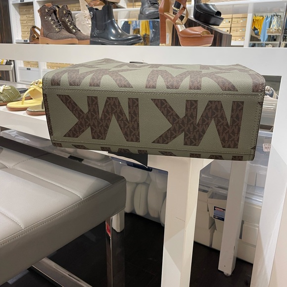 Michael Kors Kenly Large NS Tote - Picture 5 of 8